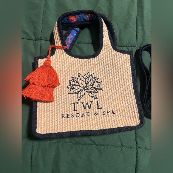 Cute, Small Kiehls bag with The White Lotus details! - Picture 2 of 3